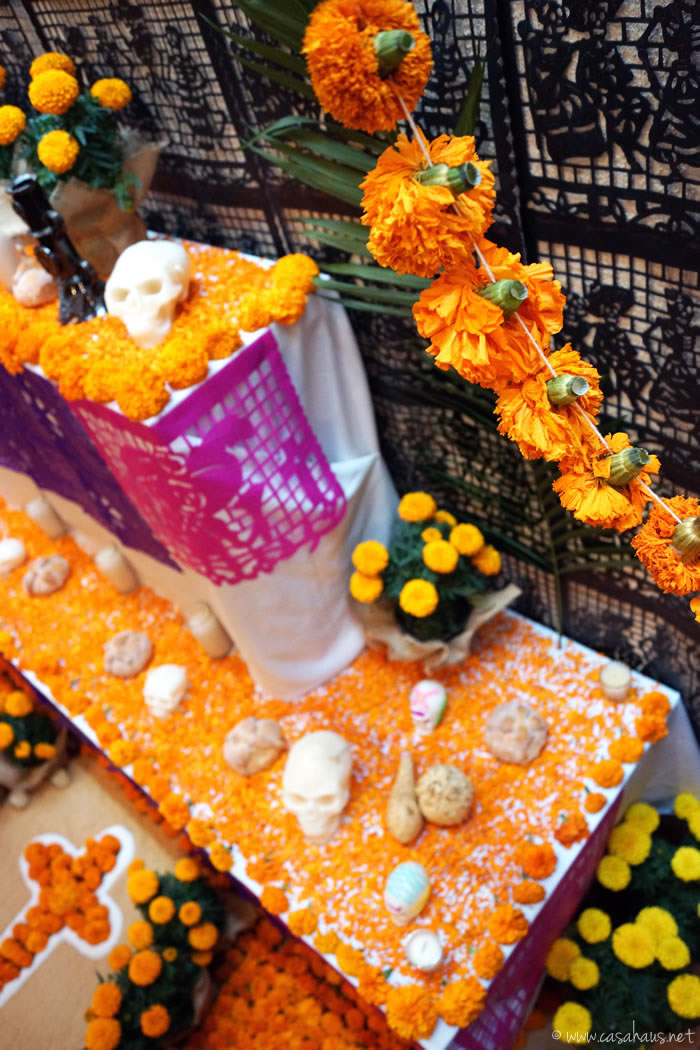 Day of the Dead altar and decorations / Altar y decoraciones para el Día de Muertos - Casa Haus Deco