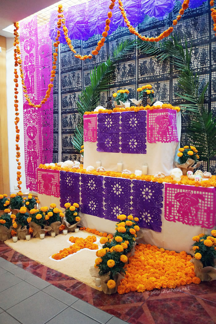 Day of the Dead altar and decorations / Altar y decoraciones para el Día de Muertos - Casa Haus Deco