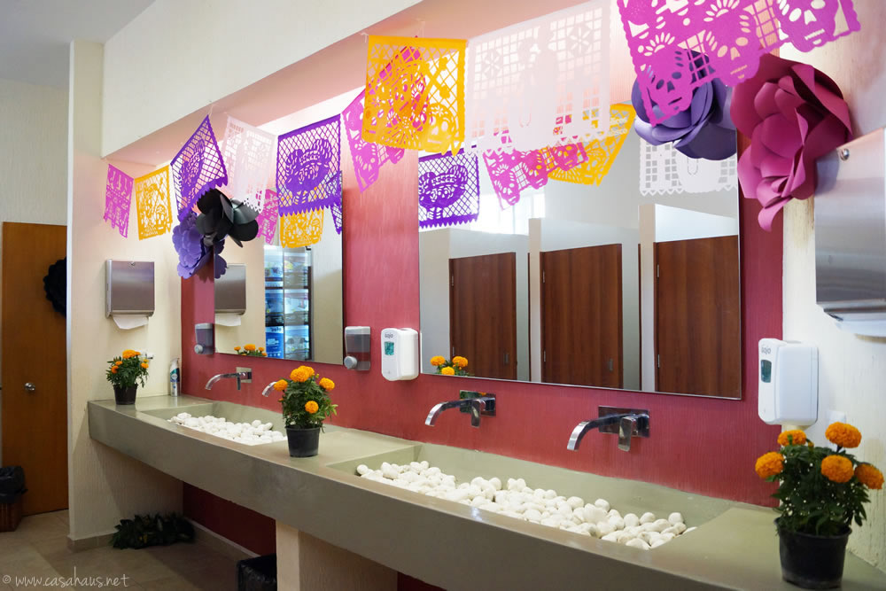 Day of the Dead altar and decorations / Altar y decoraciones para el Día de Muertos - Casa Haus Deco