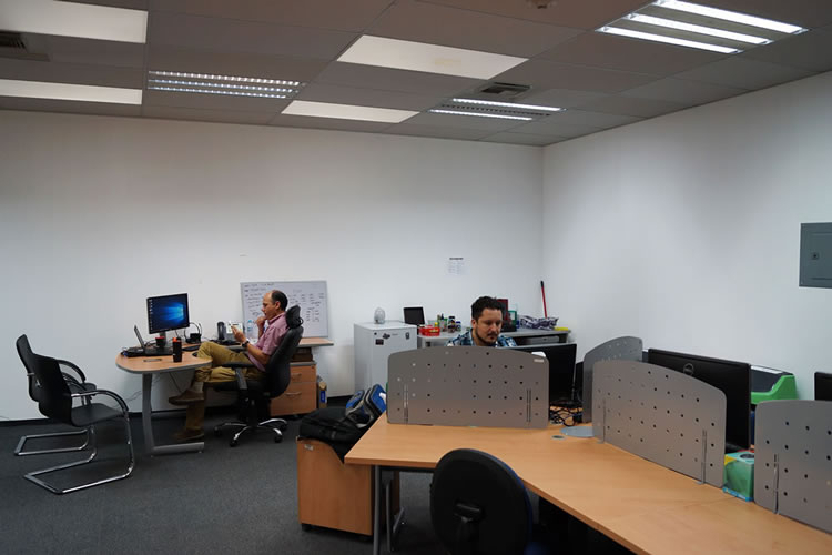 BMC Software corporate office design (paint and decal only makeover) / Transformación de oficinas con sólo pintura y viniles por Casa Haus Deco