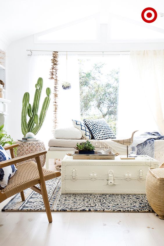 Navy blue accents in sunroom / Detalles en azul marino