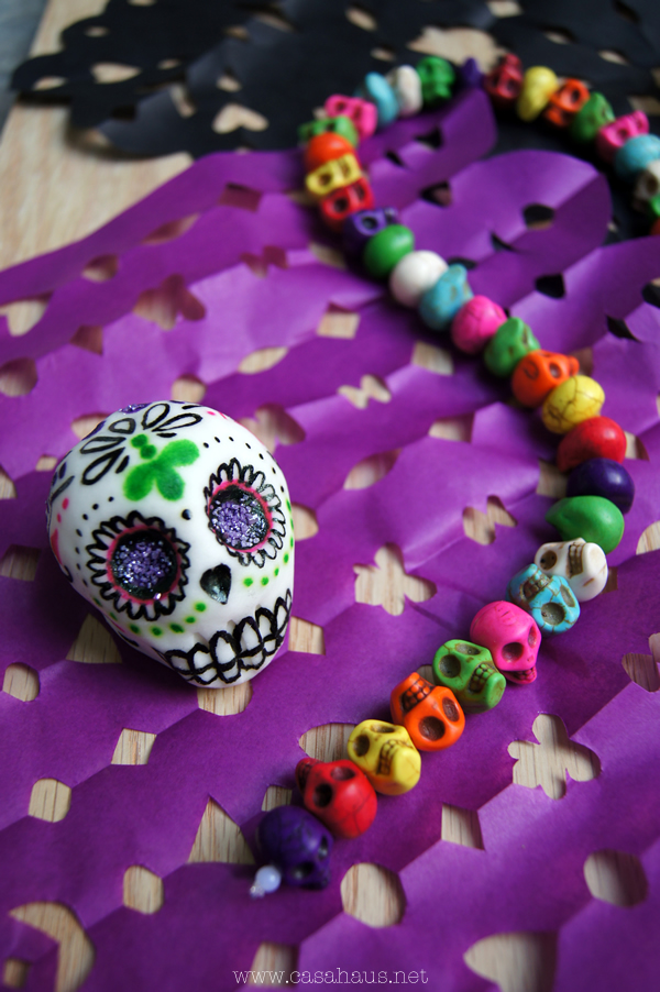 Calavera de azúcar sobre papel picado