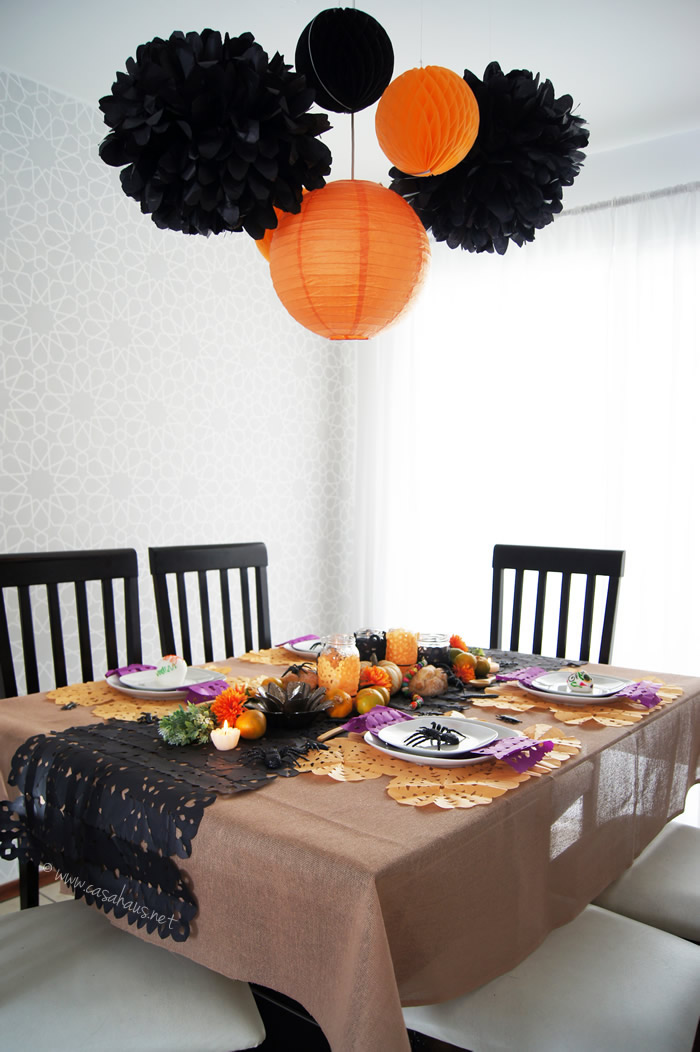 Mesa decorada para Halloween y Día de Muertos