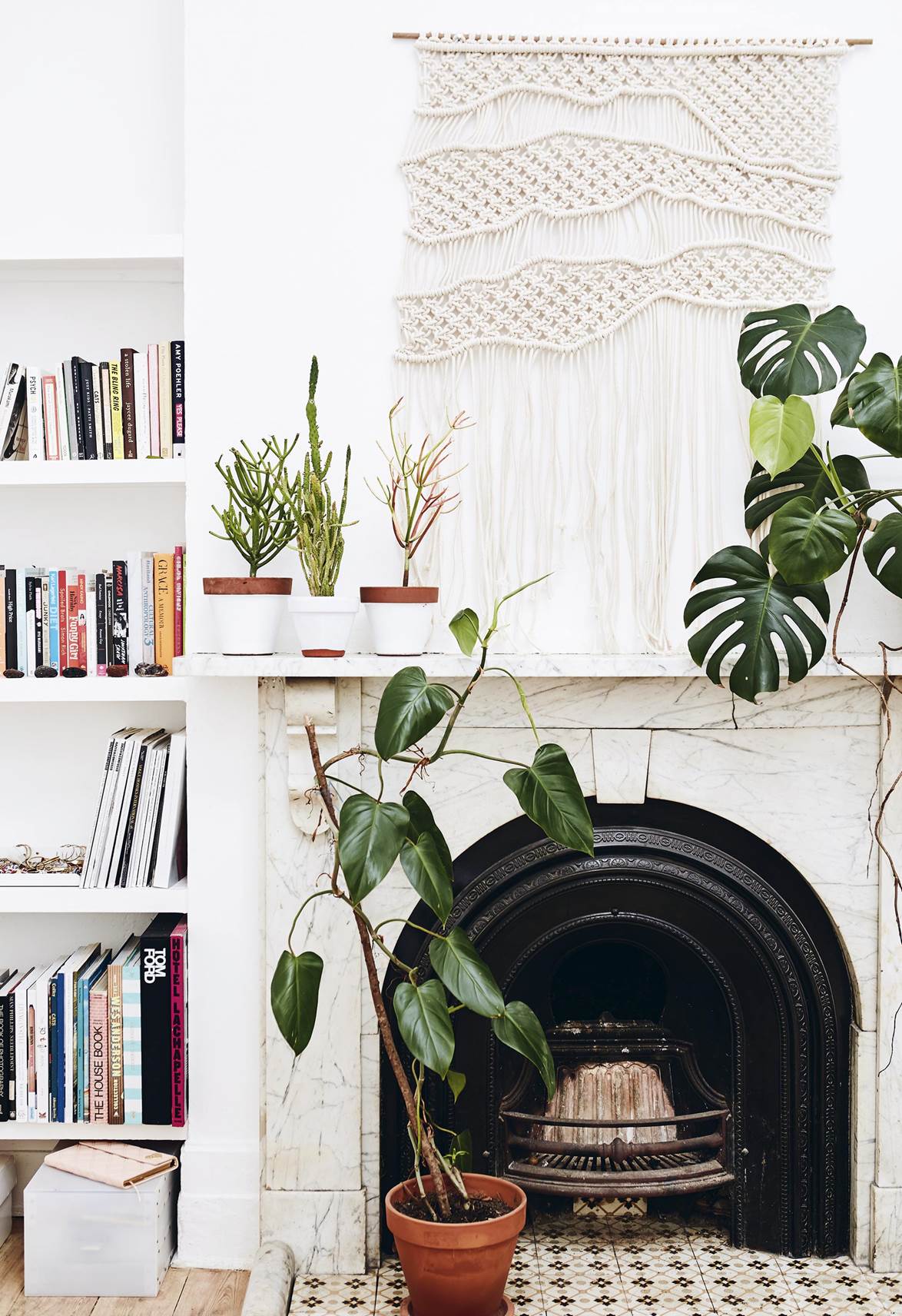 Chimenea con colgante de macramé encima