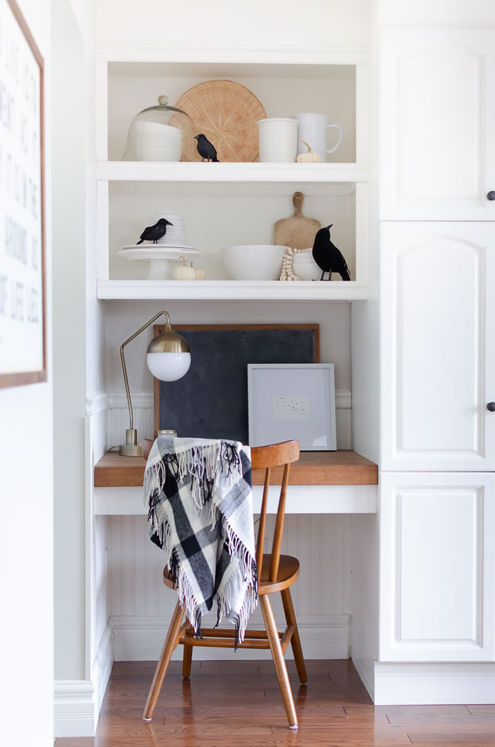 Mini rincón de oficina decorado para Halloween