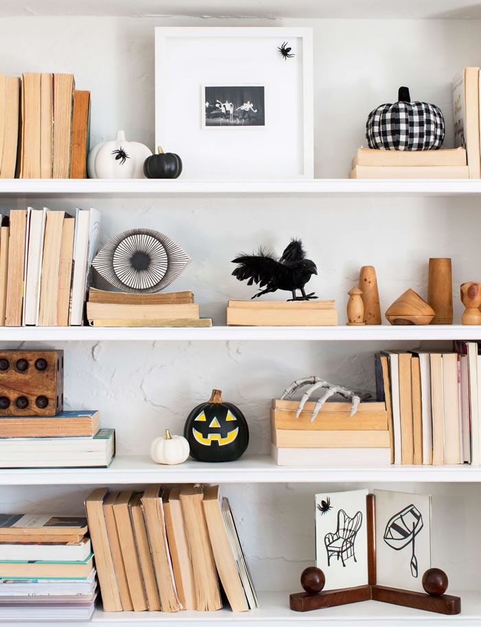 Librero decorado con adornos de Halloween