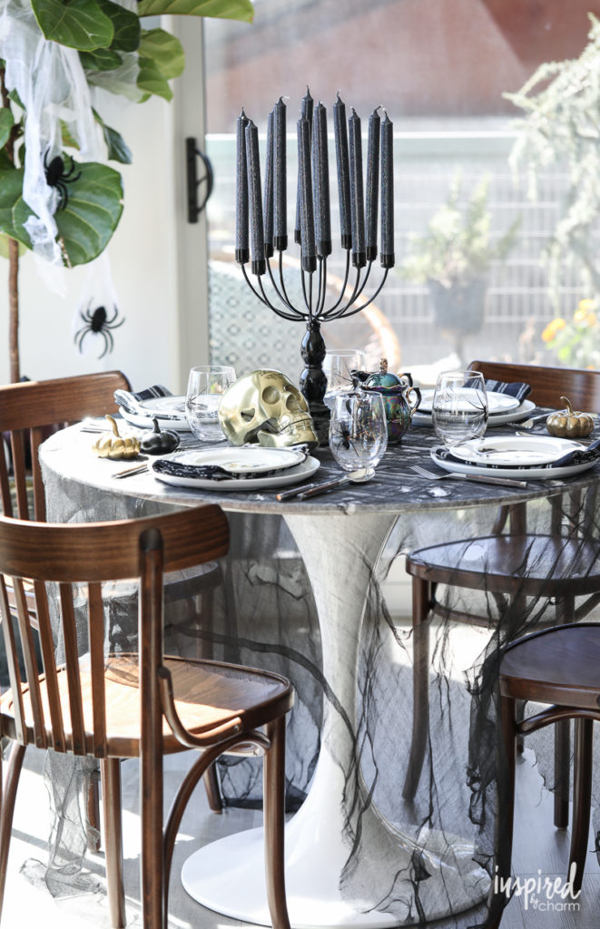 Mesa decorada para halloween con motivos negros