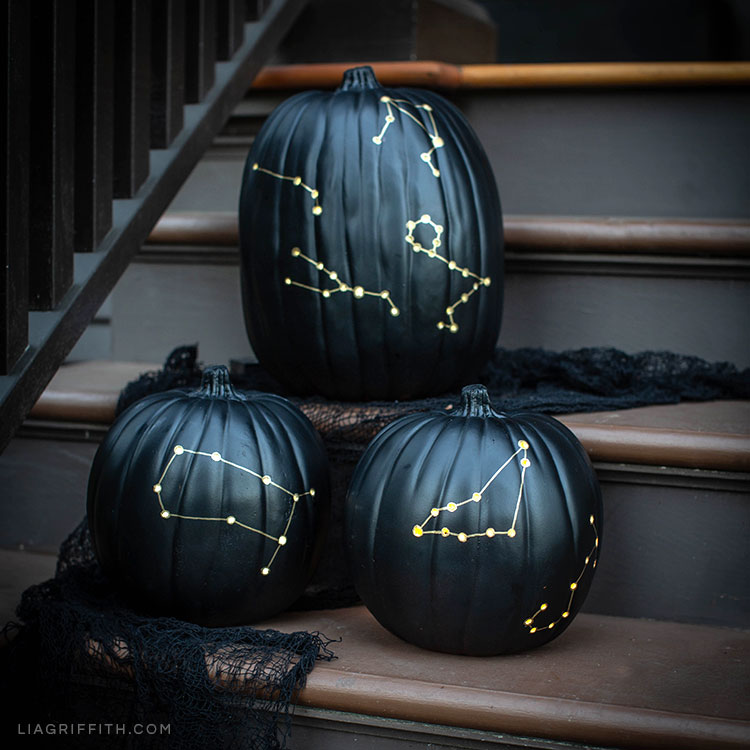 Calabazas pintadas de negro y decoradas con constelaciones