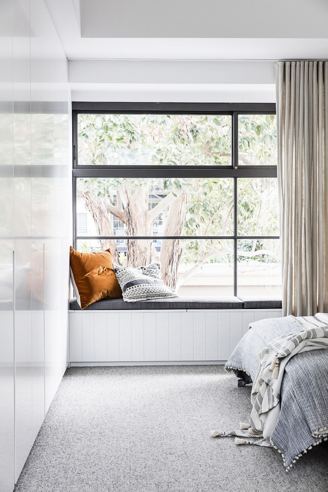 Rincón de asiento bajo la ventana