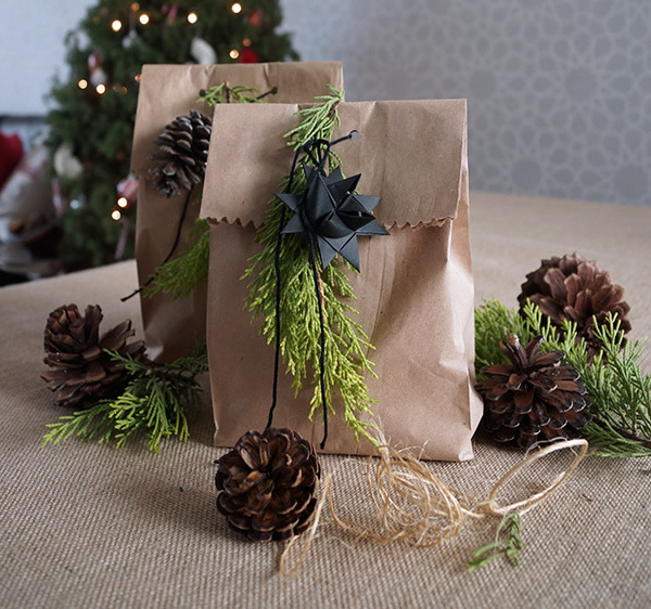 Envolviendo regalos de Navidad